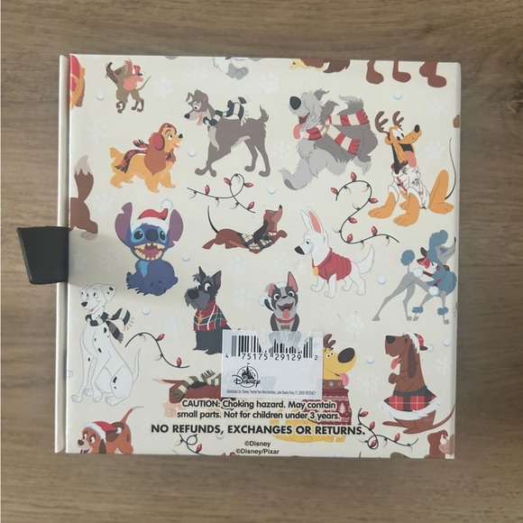Disney Dooney & Bourke MagicBand 2, Holiday Dogs Limited Edition, Rare NWT - Picture 4 of 14
